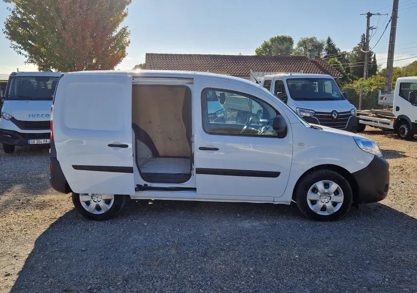 Vue de profil côté droit d'un Renault Kangoo blanc 2021 avec porte latérale coulissante ouverte montrant l'espace de chargement.