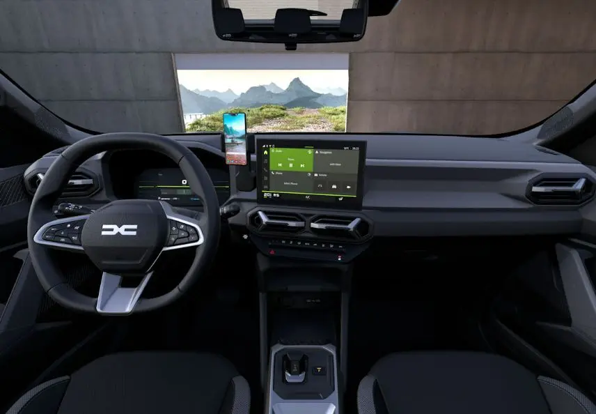 Vue intérieure avant du Dacia Duster 2026 gris schiste, tableau de bord moderne avec écran central tactile et volant multifonction.