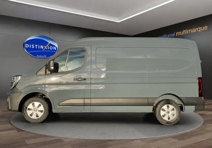 Vue de profil côté gauche du Renault Master 2025 gris urbain avec portes arrière tôlées et jantes argentées.