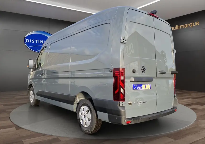Vue 3/4 arrière droite du Renault Master gris urbain avec portes arrière tôlées et jantes acier.