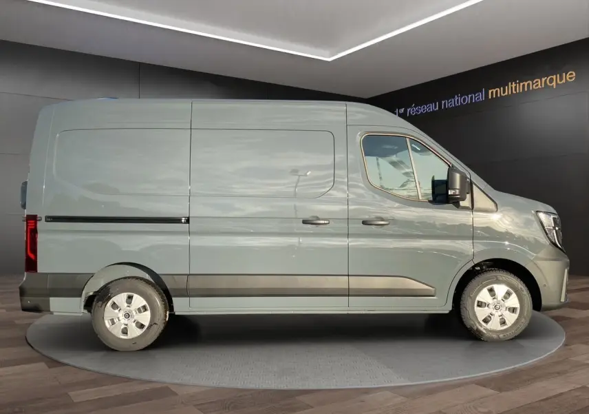 Vue de profil côté gauche d’un Renault Master 2025 gris urbain avec portes latérales et bas de caisse noirs.