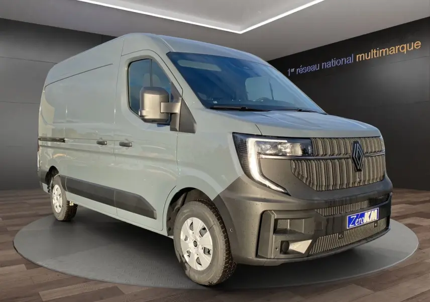 Renault Master gris urbain en vue 3/4 avant droit, avec calandre noire et roues équipées de pneus tous temps.