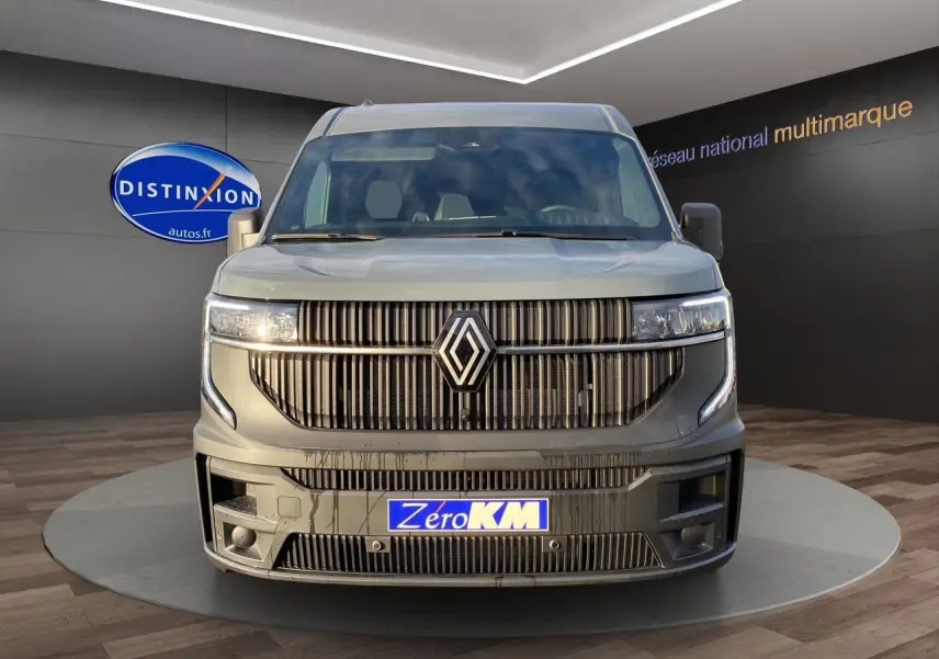 Vue avant du Renault Master gris urbain 2025 avec calandre verticale noire et phares LED intégrés.