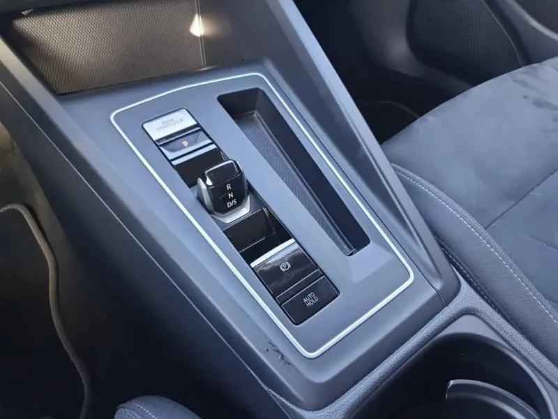 Vue rapprochée de la console centrale noire avec levier de vitesses automatique de la Volkswagen Golf 1.5 eTSI Style 2021