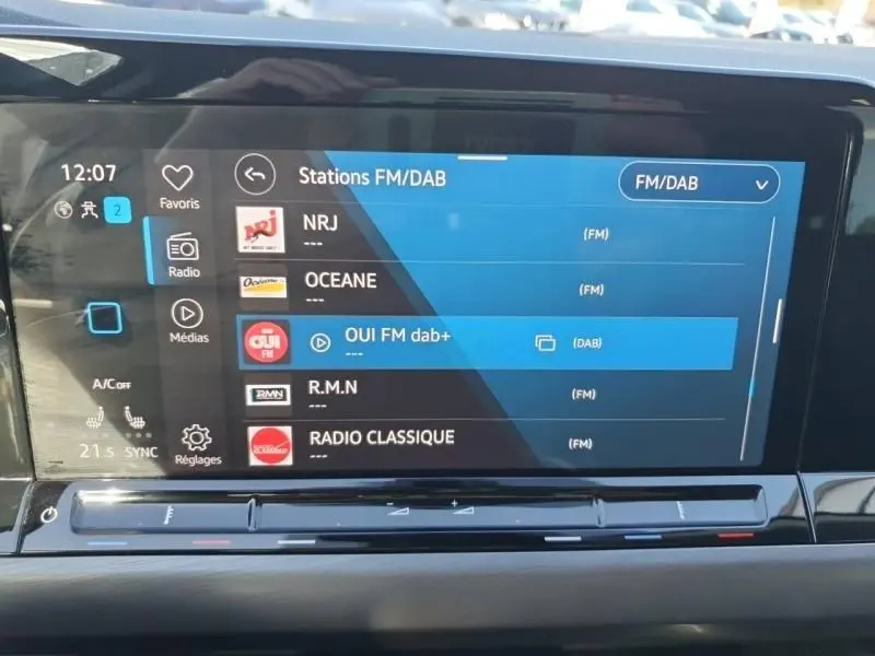 Écran tactile central de la Volkswagen Golf 1.5 eTSI Style 2021 affichant les stations FM/DAB avec interface moderne.