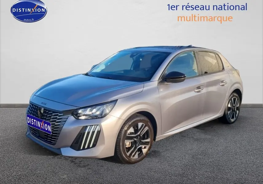 Peugeot 208 gris artense vue 3/4 avant droit, avec jantes alliage et phares LED distinctifs.