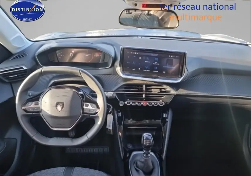 Vue intérieure avant du tableau de bord et volant noir de la Peugeot 208 1.2 100 allure essence 2025.