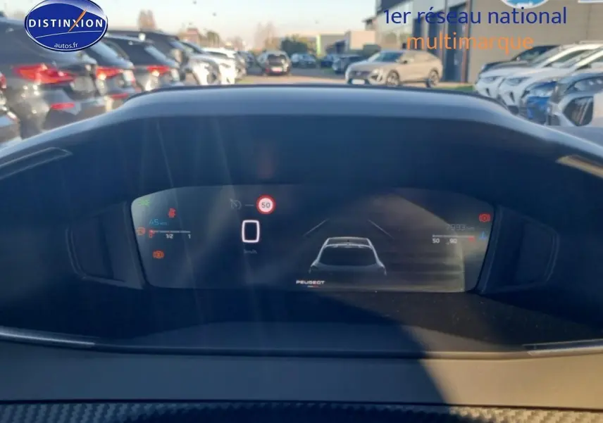 Tableau de bord numérique de Peugeot 208 1.2 100 Allure 2025 affichant la vitesse et aides à la conduite.