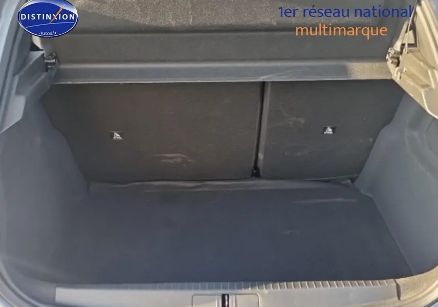 Coffre ouvert de la Peugeot 208 1.2 100 Allure gris Artense, montrant l’espace de rangement arrière vide.