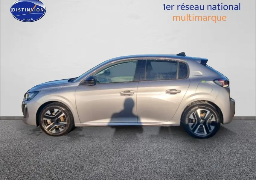 Profil droit d'une Peugeot 208 1.2 100 Allure gris Artense avec jantes alu et vitres teintées.