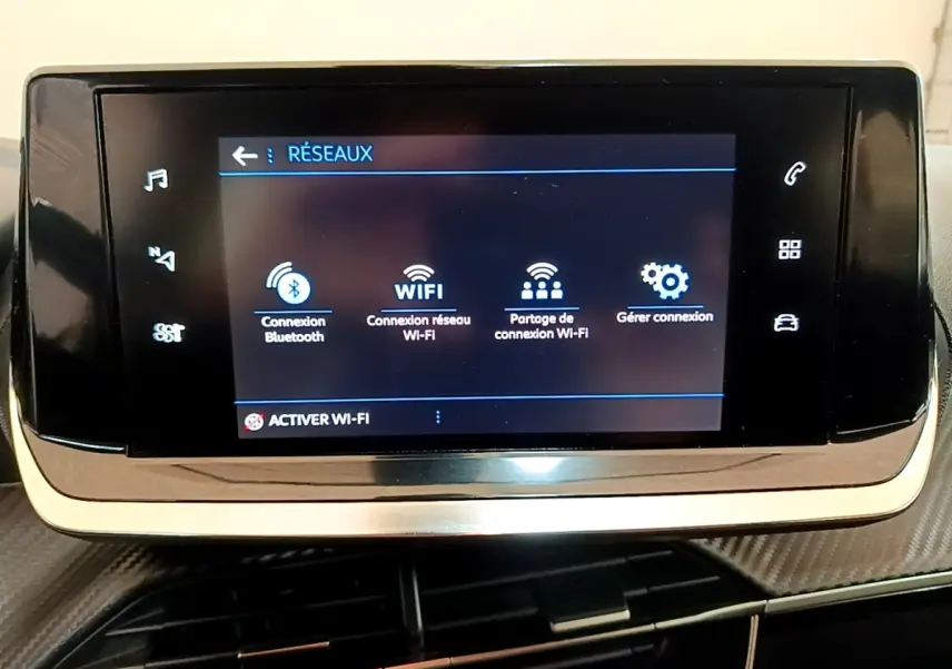Écran tactile central affichant les options réseau dans l’habitacle du Peugeot 2008 blanc, version Active Business.