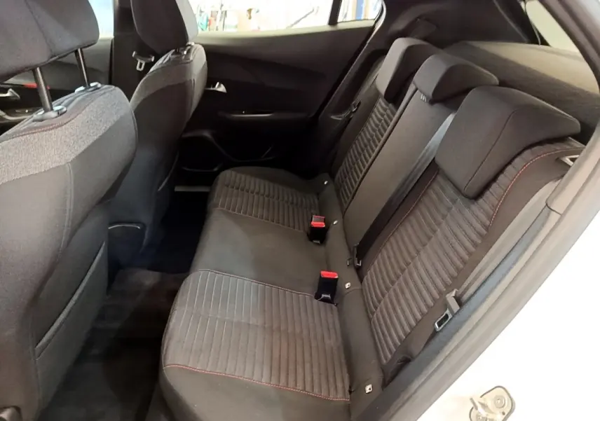 Vue intérieure côté droit sur la banquette arrière noire avec surpiqûres rouges du Peugeot 2008 blanc 2021.