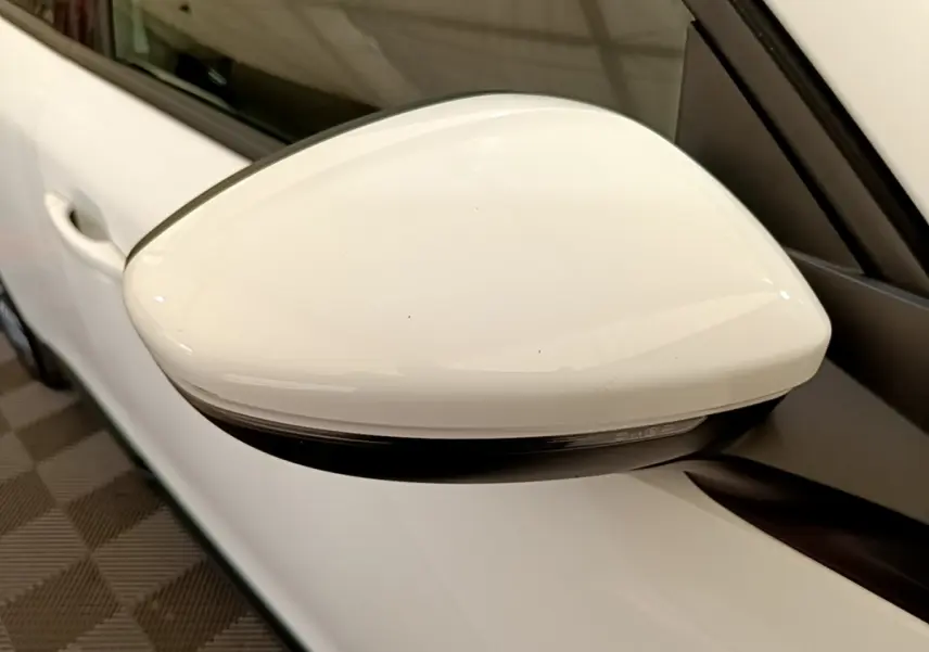Rétroviseur droit blanc du Peugeot 2008 2021 BlueHDi, vue rapprochée sur la portière et la poignée.