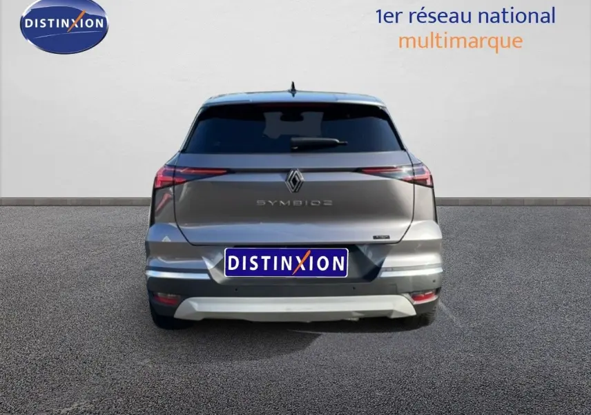 Vue arrière d'un Renault Symbioz gris cassiopée métal 2025 avec feux LED fins et logo central distinctif.
