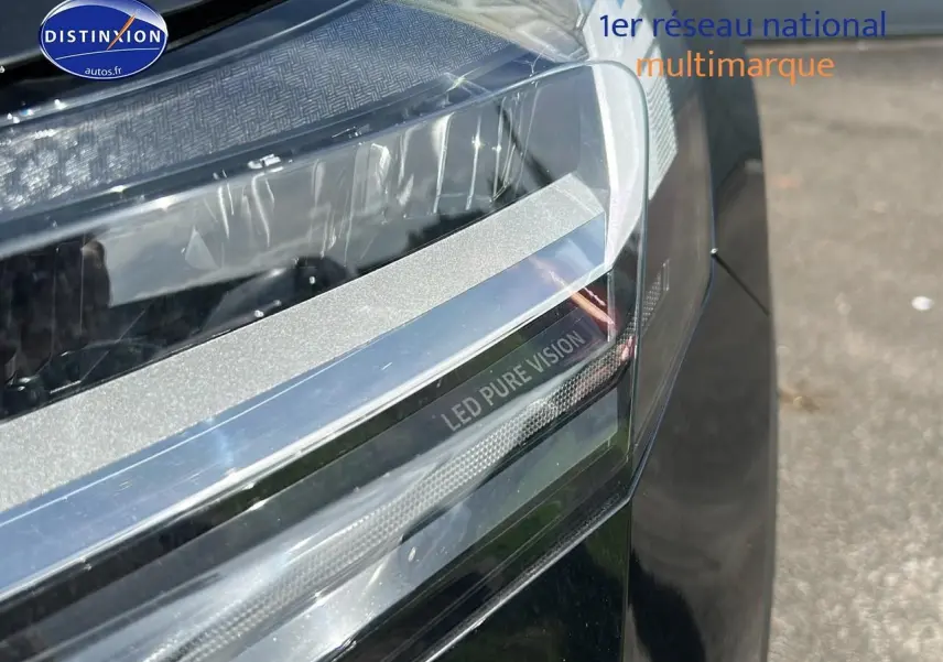 Gros plan sur le phare avant droit noir étoile du Renault Captur 1.6 e-tech hybride 2025 avec éclairage LED Pure Vision.