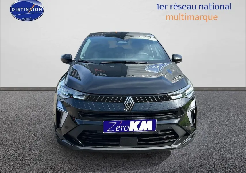 Vue frontale du Renault Captur 1.6 e-tech hybride 145 techno en noir étoile avec calandre moderne et phares LED fins.