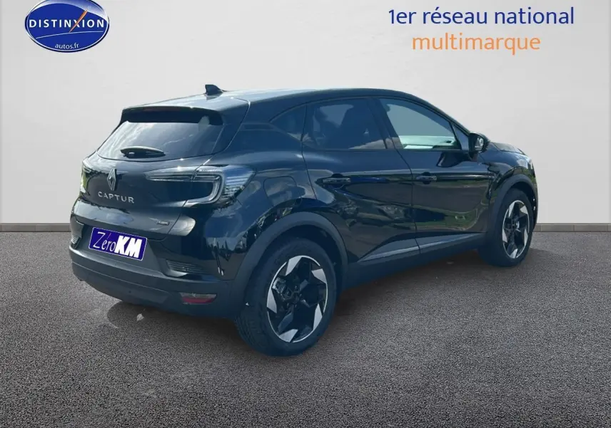 Renault Captur noir étoile en 3/4 arrière droit, avec jantes alu et vitres arrière surteintées visibles.