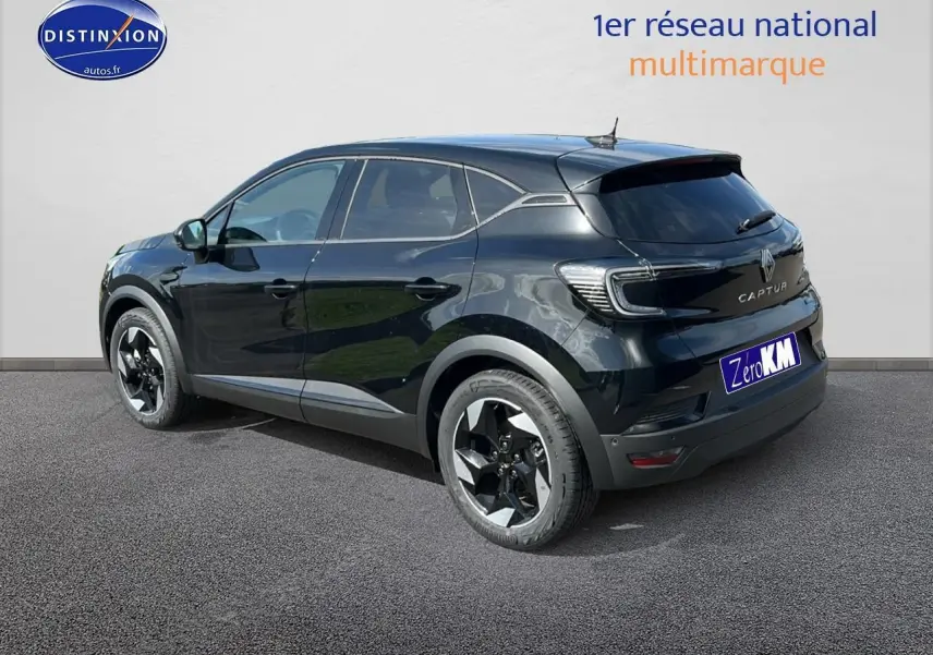 Vue 3/4 arrière droite d'un Renault Captur noir étoile avec jantes alu et vitres arrière surteintées.