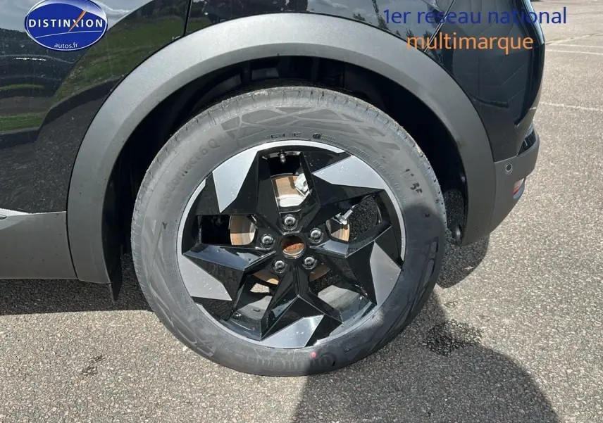 Gros plan sur la roue avant gauche du Renault Captur 2025 noir étoile avec jante alu au design moderne.