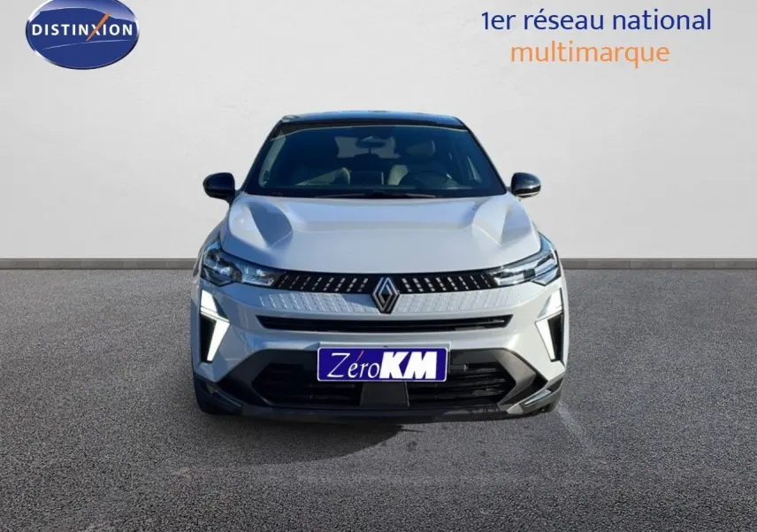 Vue frontale du Renault Captur E-Tech gris Rafale avec toit noir, mettant en valeur ses phares LED et sa calandre distinctive.