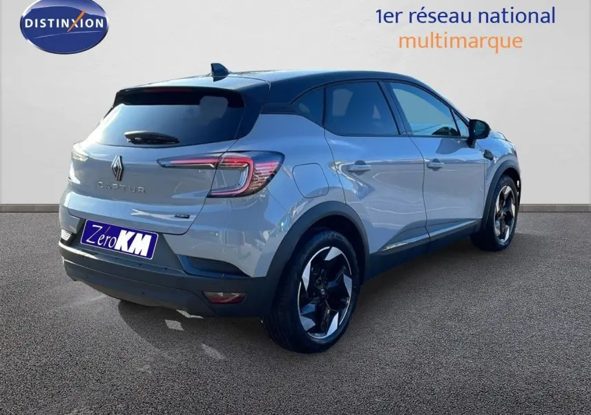 Vue 3/4 arrière droite du Renault Captur E-Tech gris Rafale métal avec toit noir et jantes noires brillantes.