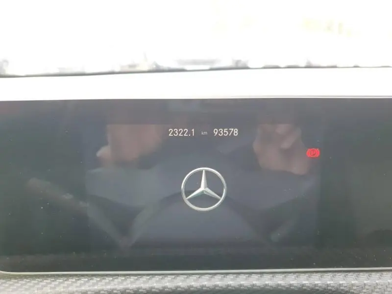 Écran digital du tableau de bord d'une Mercedes Classe A 160 Style Line affichant le logo et le kilométrage.