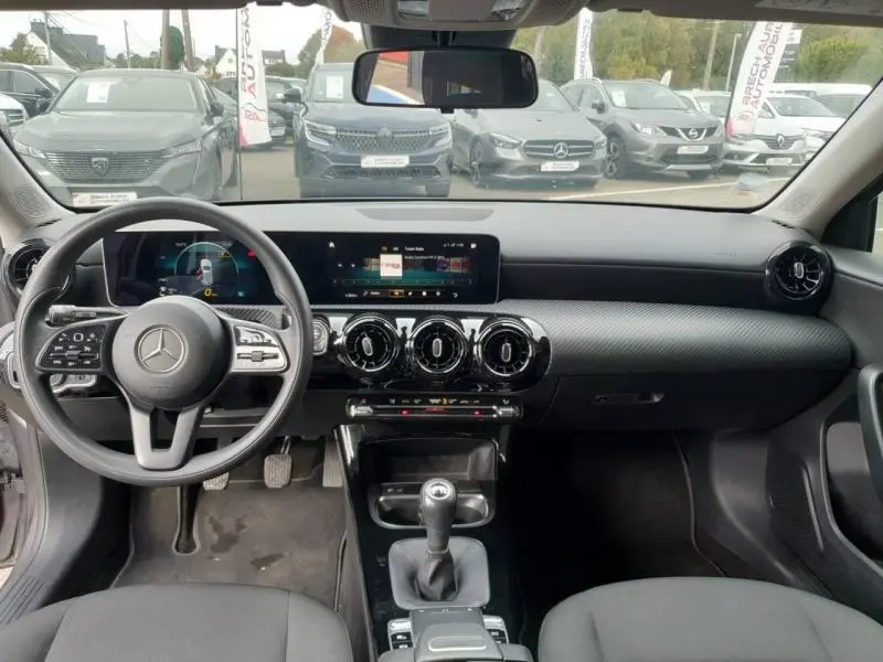 Vue intérieure avant de la Mercedes Classe A 160 Style Line 2018, tableau de bord moderne avec instrumentation digitale et boîte manuelle.