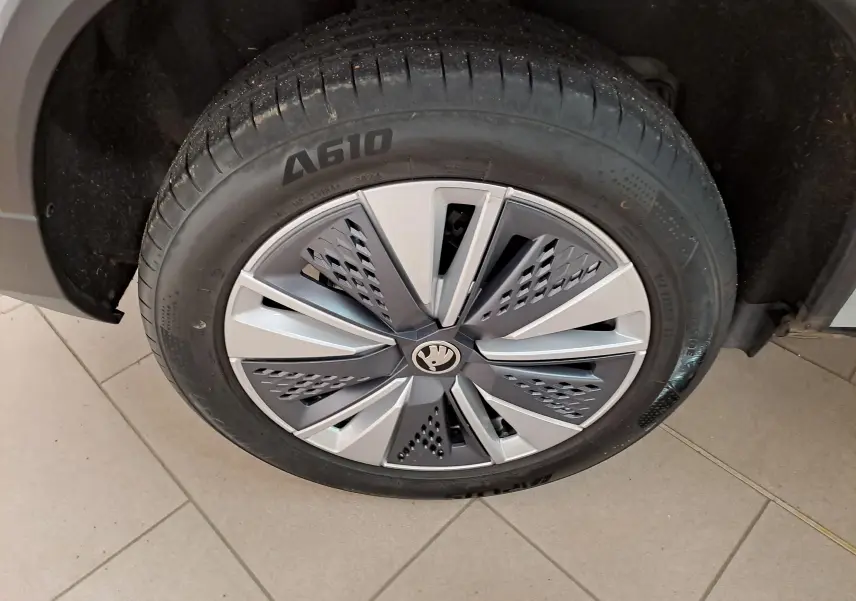 Gros plan sur la roue galette avec jante spécifique du Skoda Karoq gris perle, version 2.0 TDI Business 2023.