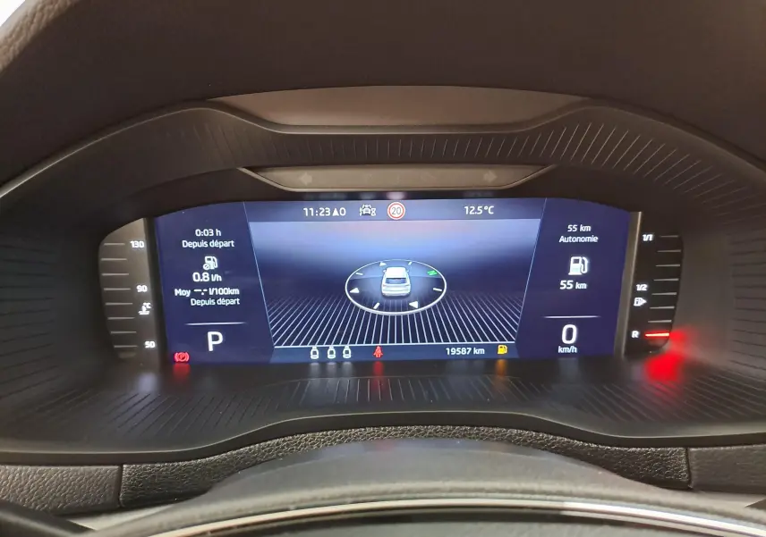 Vue rapprochée du tableau de bord numérique du Skoda Karoq gris perle, affichant les informations de conduite et d'autonomie.