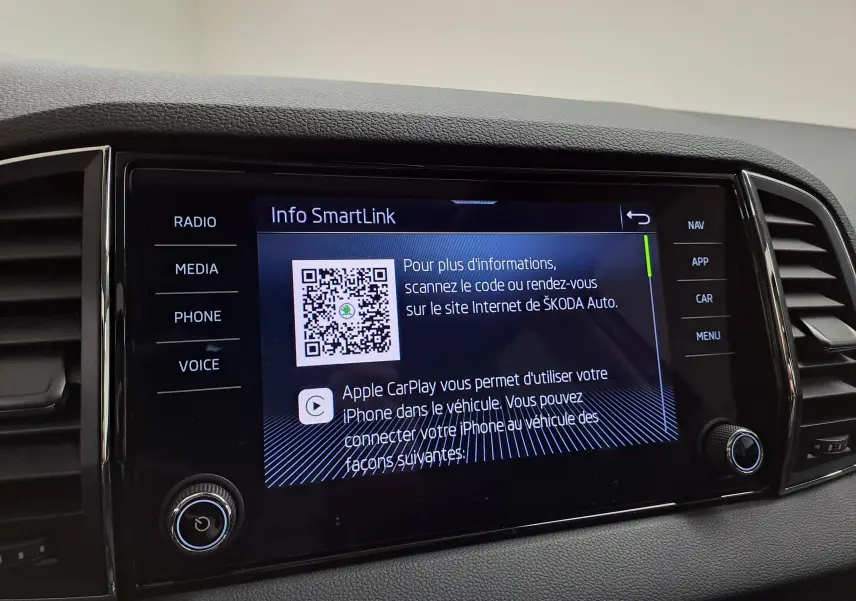 Écran tactile central du Skoda Karoq 2023 affichant l'interface SmartLink avec options radio, media et téléphone.