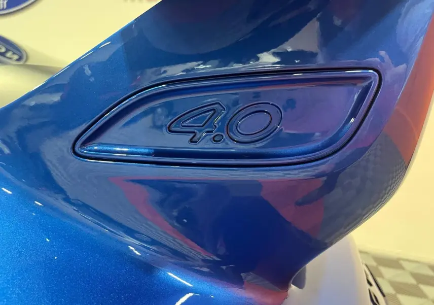 Gros plan sur l’inscription 4.0 en relief sur l’aile arrière bleu saphir de la Porsche 911 GT3.