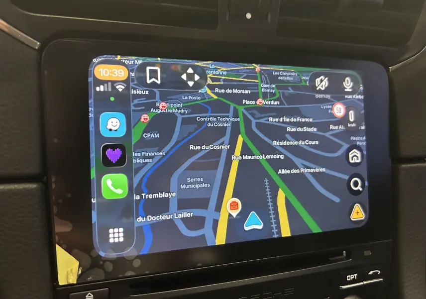 Écran tactile central de navigation allumé dans l'habitacle noir d'une Porsche 911 GT3, vue de face.