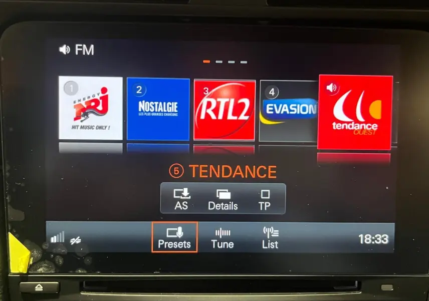 Écran tactile multimédia de la Porsche 911 GT3 2018 affichant les stations radio FM en intérieur.