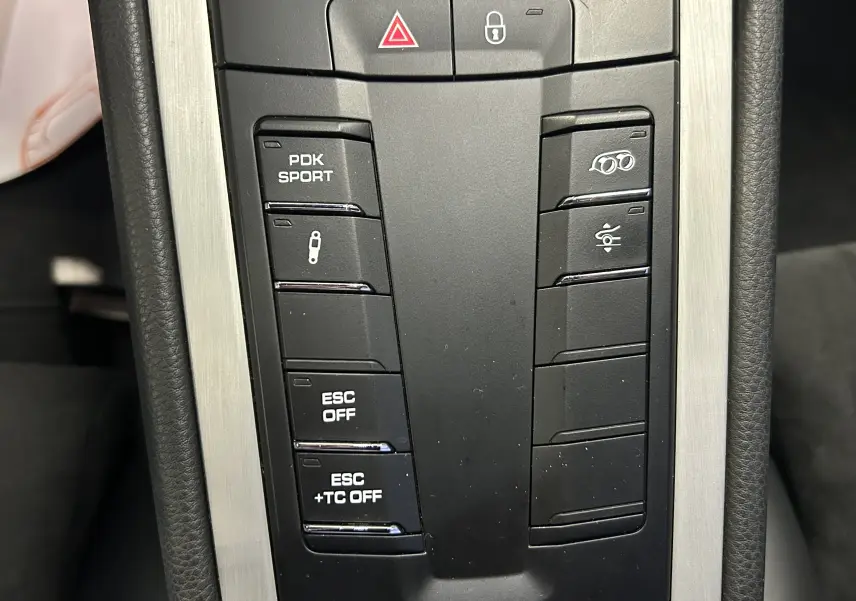 Vue rapprochée du panneau de commandes centrales noir de la Porsche 911 GT3 2018, avec boutons sport et contrôle de stabilité.