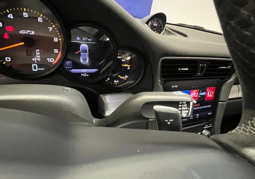 Vue intérieure du tableau de bord de la Porsche 911 GT3 2018 avec compte-tours GT3 et écran multifonction.