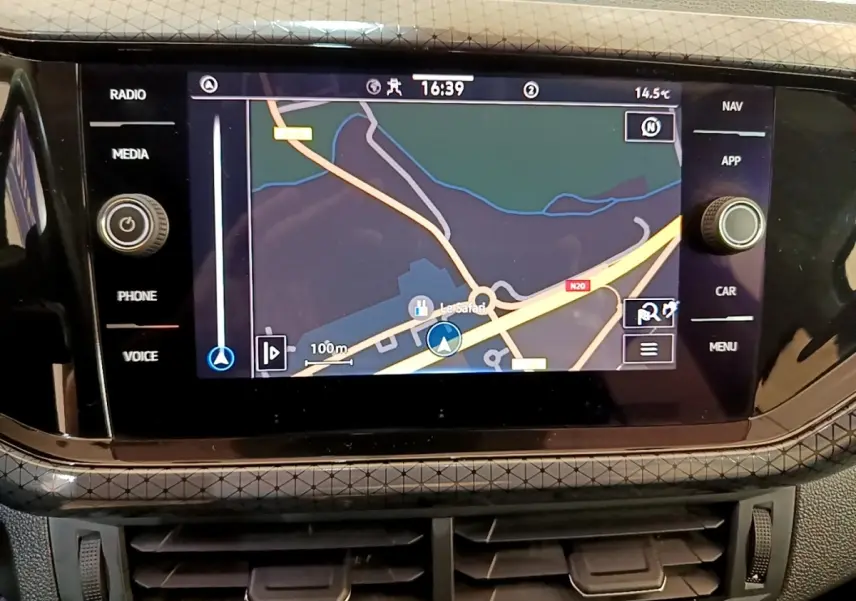 Écran tactile central du Volkswagen T-Cross 2022 affichant la navigation 3D avec carte couleur.