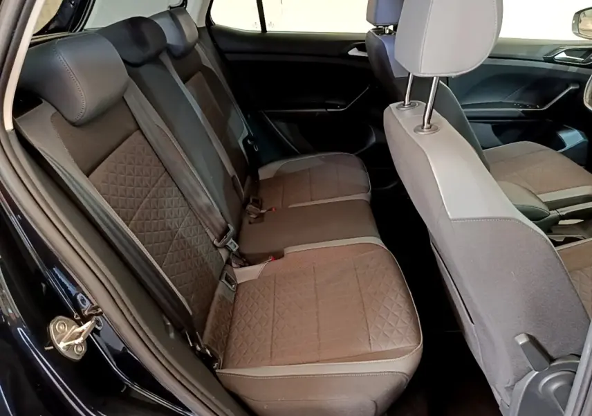 Vue intérieure côté gauche montrant la banquette arrière noire au tissu matelassé du Volkswagen T-Cross 2022.