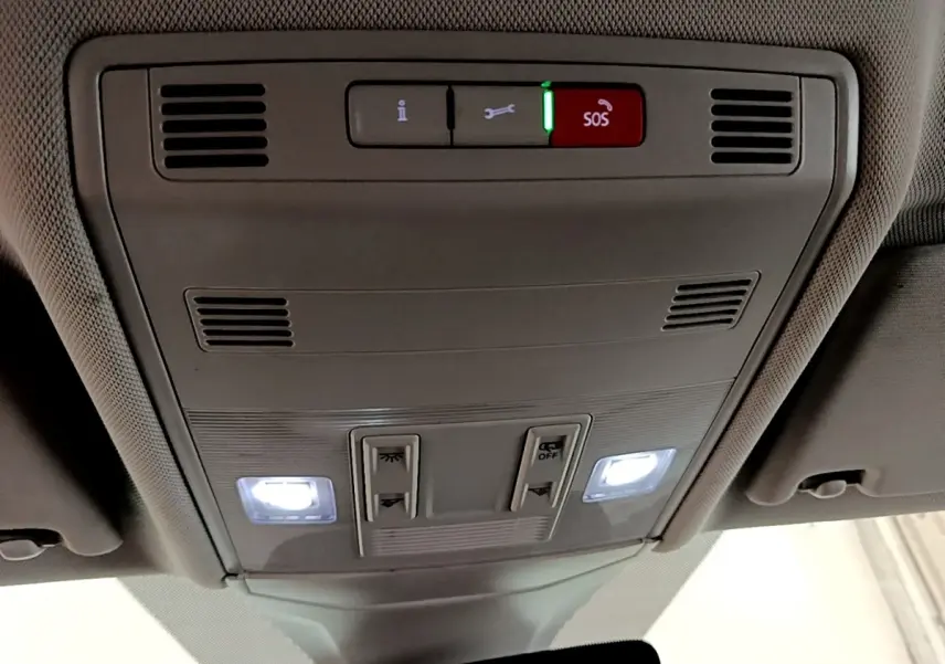 Vue en contre-plongée du plafonnier gris avec éclairages LED et bouton SOS du Volkswagen T-Cross noir 2022.