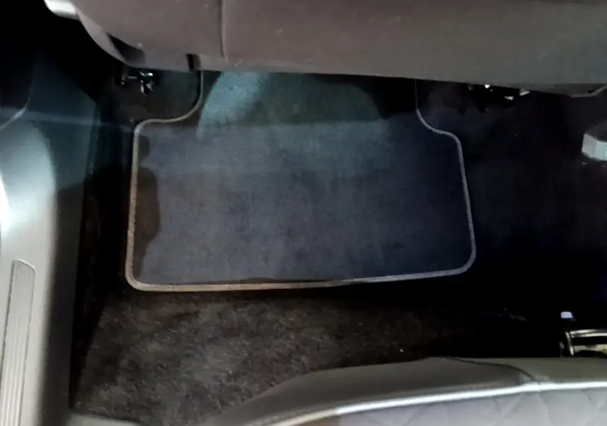 Vue rapprochée du tapis de sol noir sous le siège arrière du Volkswagen T-Cross 1.0 TSI 110ch DSG Carat 2022.