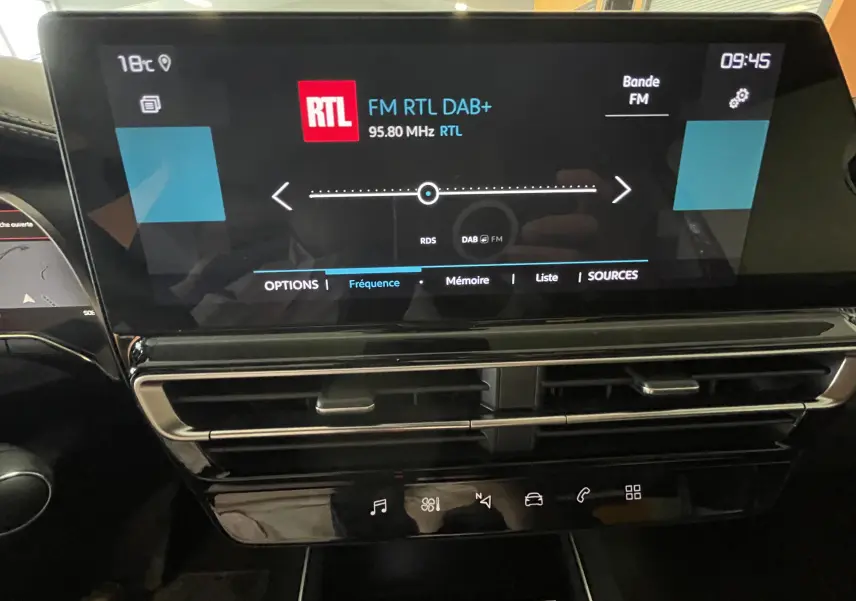 Écran tactile central du tableau de bord de la Citroën C5 Aircross hybride gris platinium, affichant la radio FM RTL à 09h45.