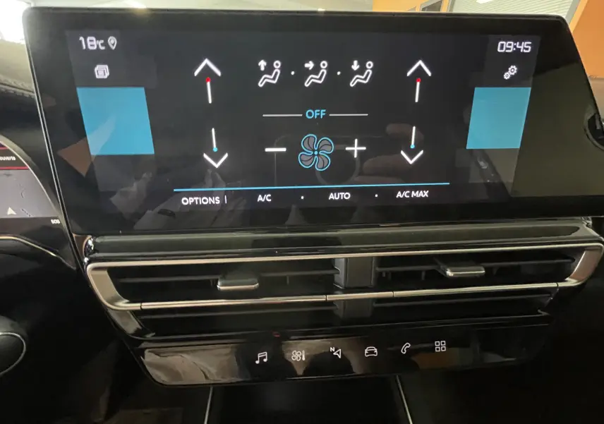 Écran tactile central de la Citroën C5 Aircross hybride 2025 affichant les réglages de climatisation automatique bizone.