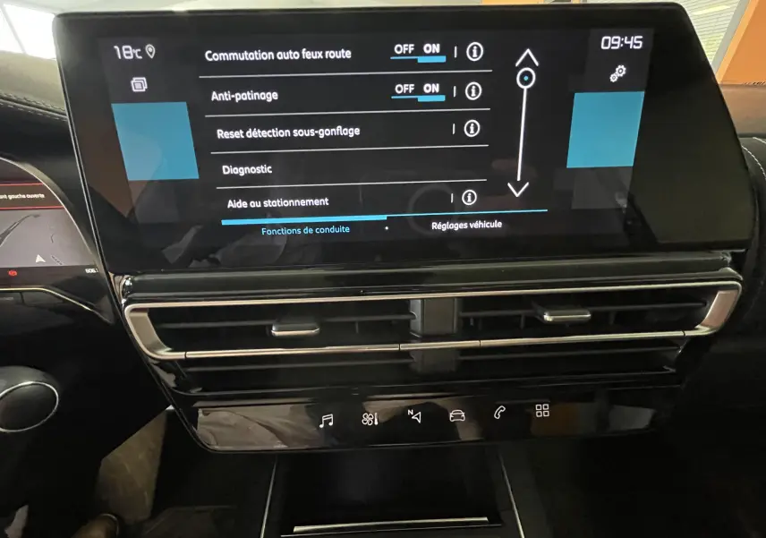 Écran tactile central du tableau de bord du Citroën C5 Aircross hybride 2025, affichant les réglages de conduite.
