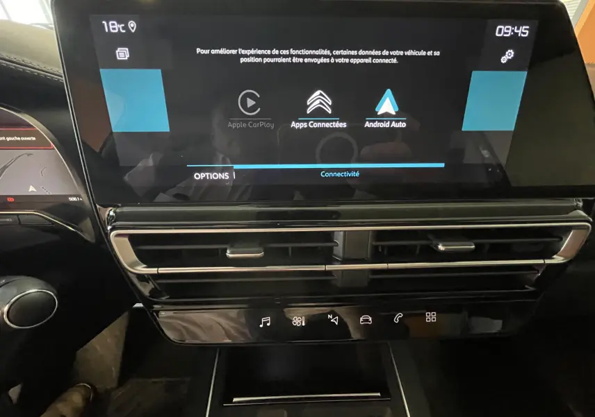 Vue rapprochée de l'écran tactile central du tableau de bord du Citroën C5 Aircross hybride 2025, affichant les options Apple CarPlay et Android Auto.