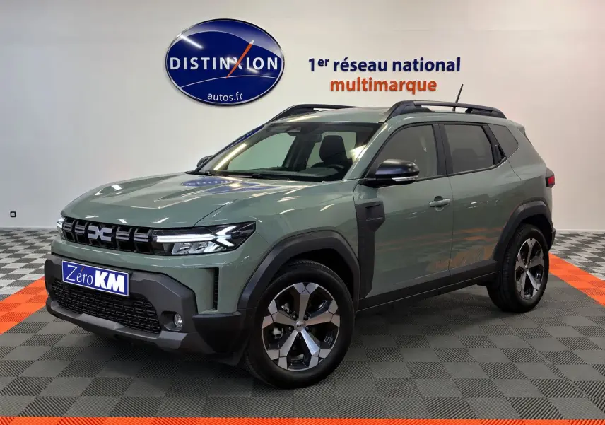 Dacia Duster 2026 vert cèdre en 3/4 avant, avec jantes alliage et détails noirs contrastants.