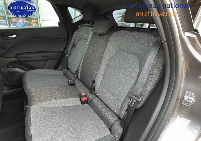 Vue côté gauche de la banquette arrière gris foncé du Renault Captur 1.6 e-tech hybride 2025 avec ceintures et appuie-têtes.