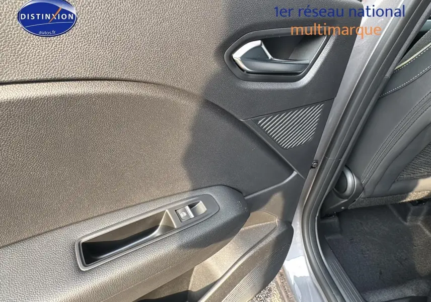 Vue rapprochée de la porte arrière gauche du Renault Captur gris cassiopée avec commandes de vitre et poignée intérieure.