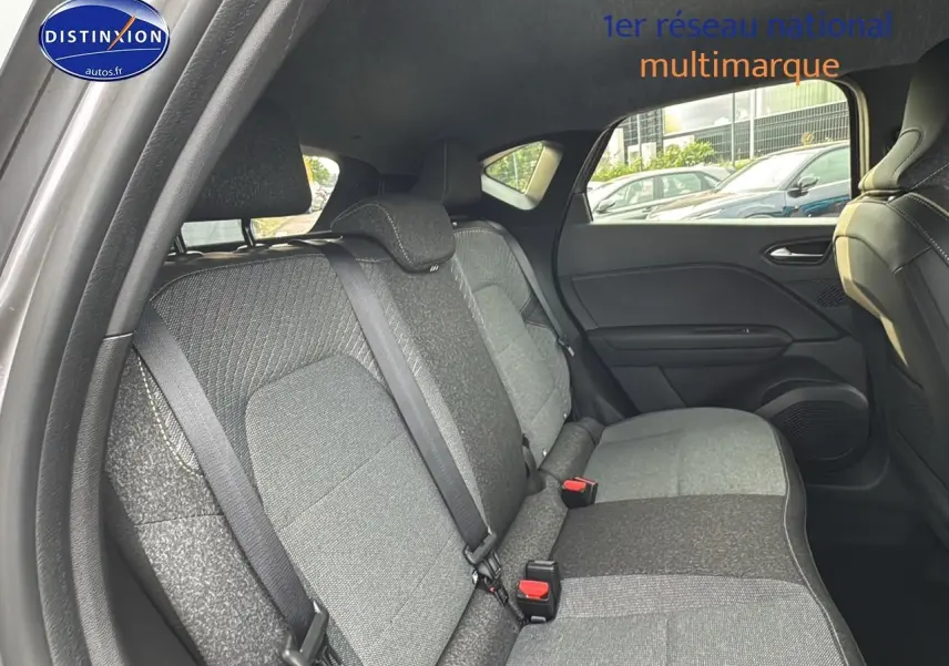Vue intérieure côté droit sur la banquette arrière grise du Renault Captur 1.6 e-tech hybride 2025 avec ceintures et appuie-têtes.