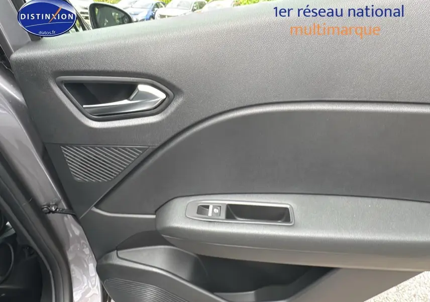 Gros plan sur la porte arrière gauche gris cassiopée du Renault Captur 2025 avec poignée intégrée et commande de vitre électrique.