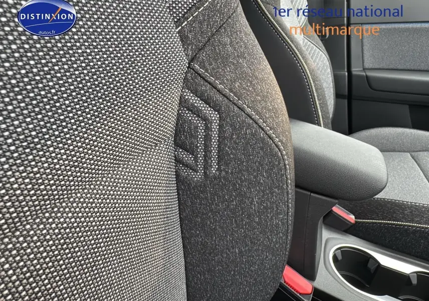 Gros plan sur les sièges avant gris cassiopée et accoudoir central du Renault Captur 2025 hybride.