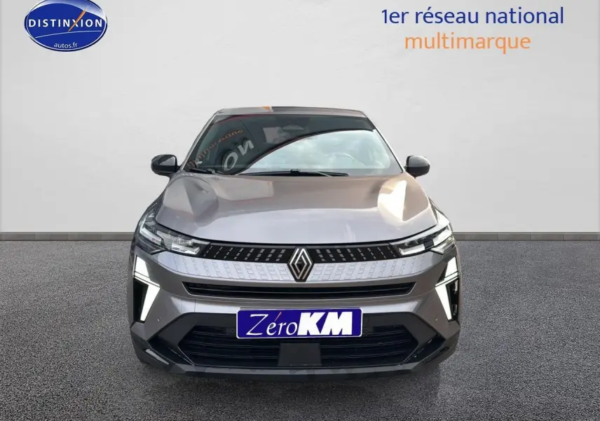 Vue frontale du Renault Captur gris cassiopée 2025 avec feux LED et calandre moderne.